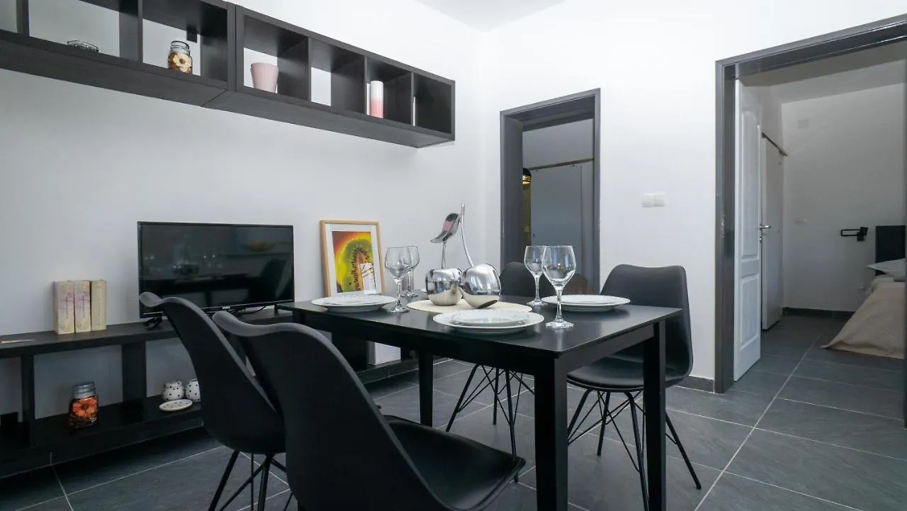 شقة Apartman A2 S Vlastitim Bazenom تروغير